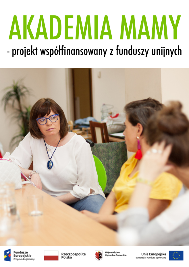 Kobiety rozmawiają przy stole podczas spotkania projektu "Akademia Mamy" współfinansowanego z UE.