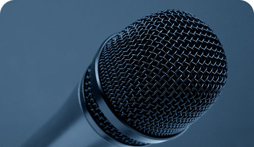 Mikrofon ustawiony do nagrywania lub przemawiania, widok z bliska.